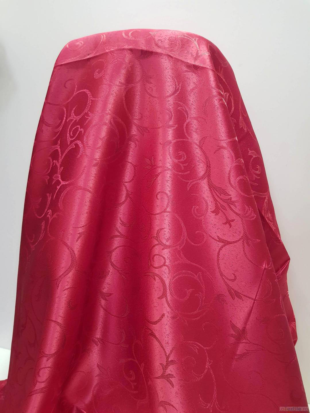 Material draperie rosu cu contur ramurele