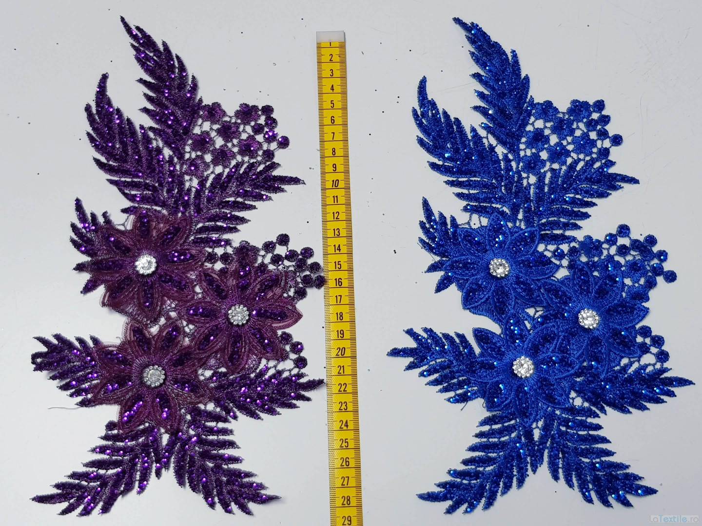 Aplicatie dantela flori mov si albastre cu aplicatii micropaiete si strasuri