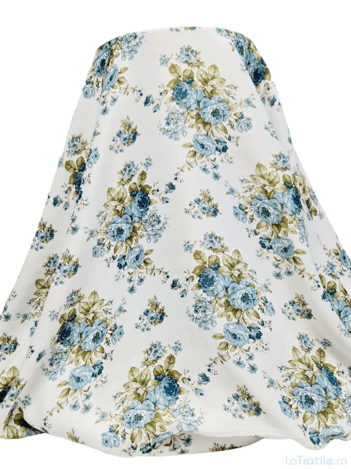 Material draperie satinat alb cu imprimeu floral bleu