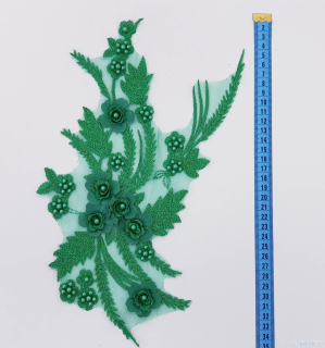 Aplicatie florala cu perle in nuante de verde pe suport de tul 