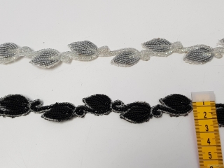Aplicatie model frunzulite cu margele argintii si negre