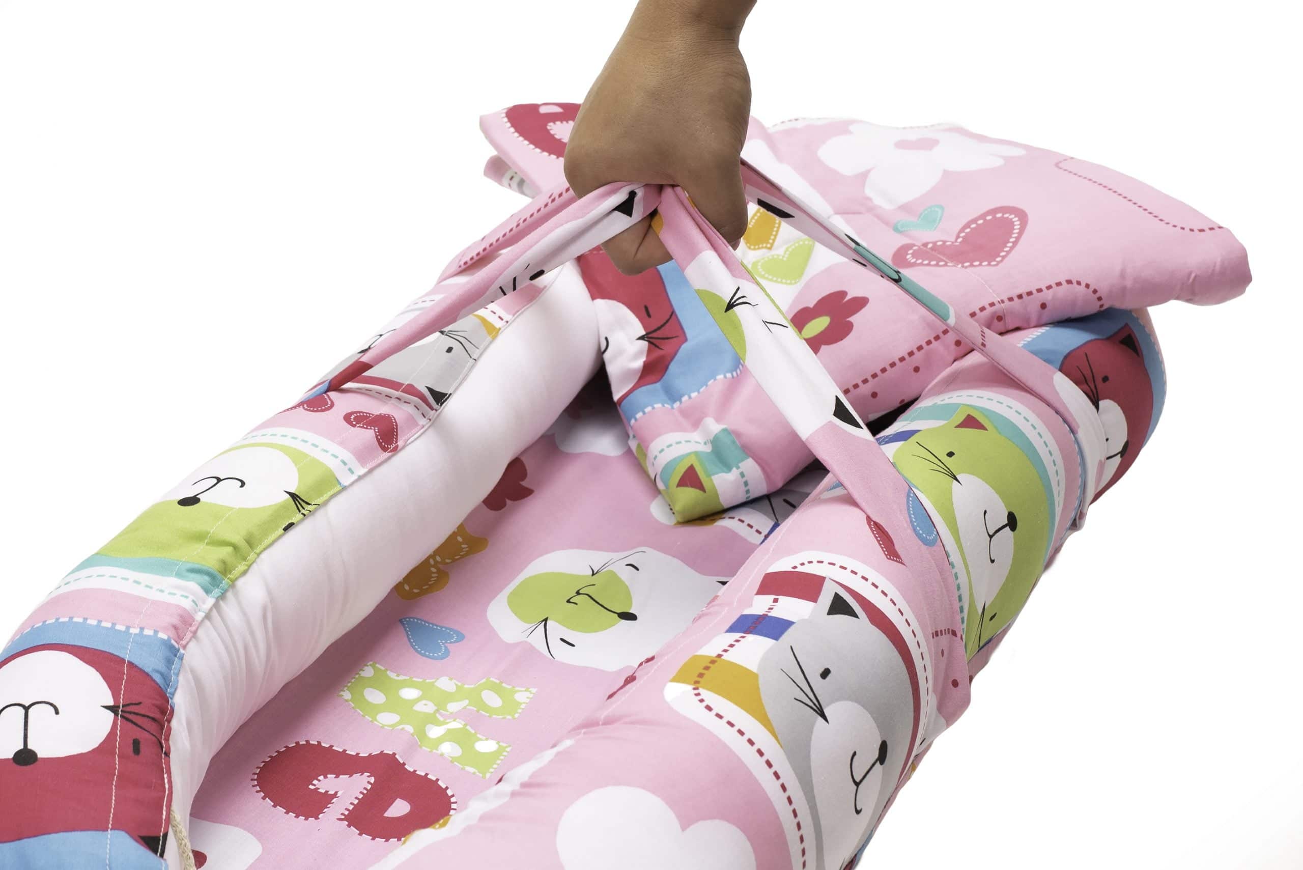 Set Baby Nest cu cuib bebeluși, saltea 42x84x2 cm și pătură 70x70 cm cu imprimeu Pisicuțe