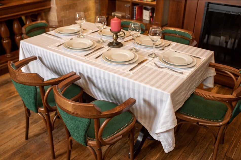 Set 2 fețe de masă damasc 150x180 cm, 100% bumbac alb, 6 persoane
