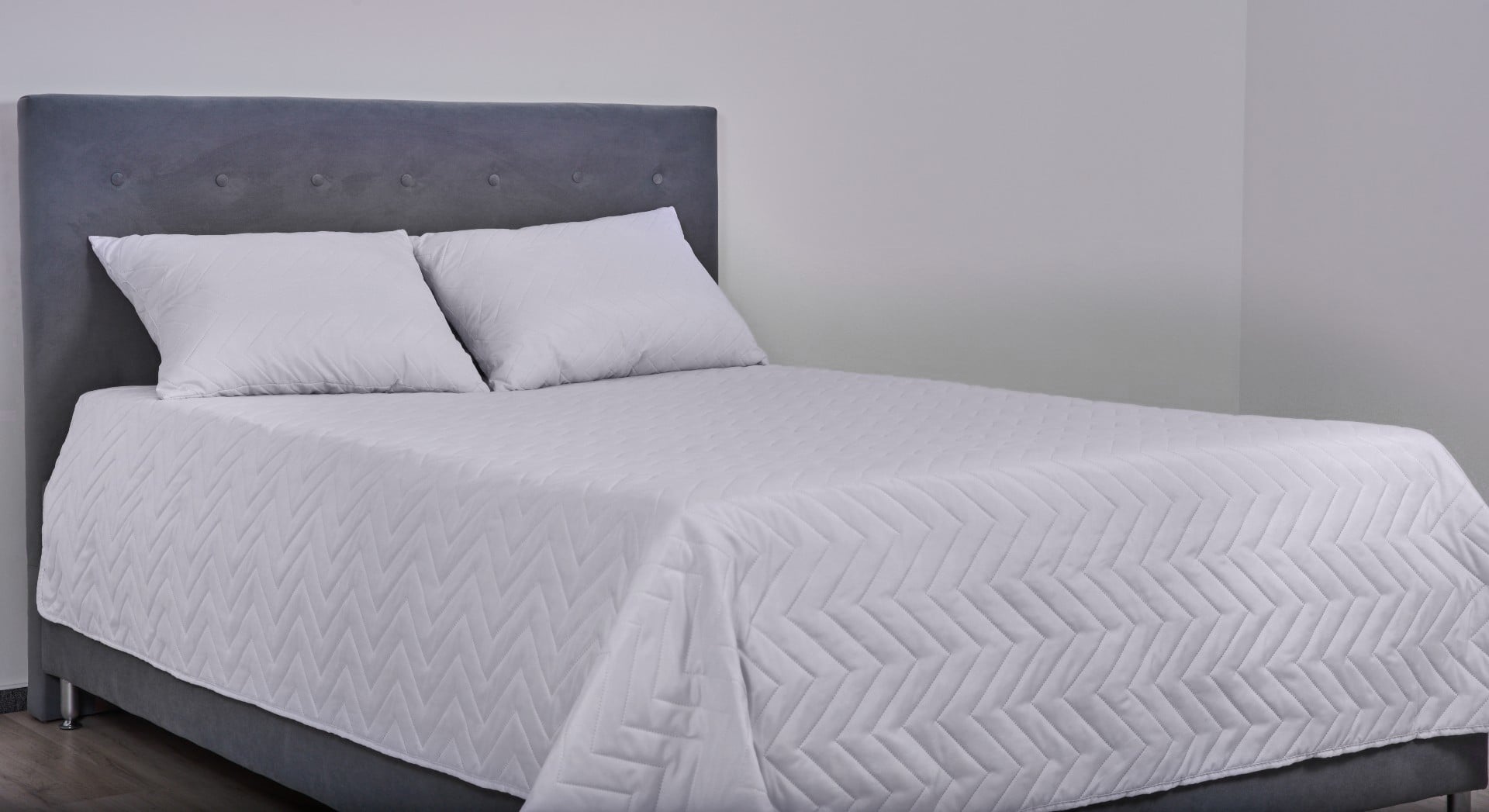 Cuvertură matlasată ultrasonic cu microfibră periată și imprimeu zig-zag gri 210×240 cm