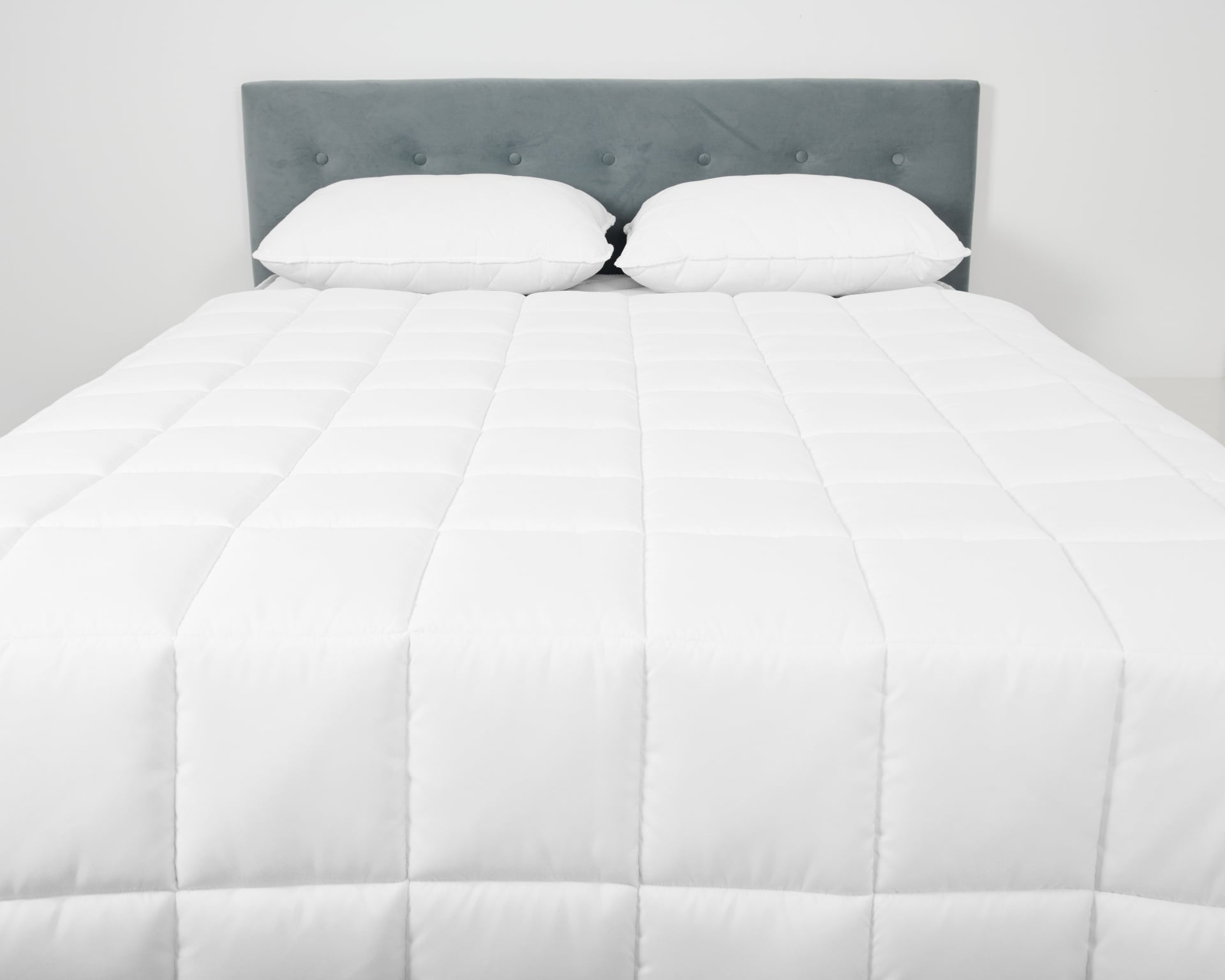 Pilotă HypoAllergenicMed 150x210 cm, microfibră lavabilă la 95°C, umplutură 200 g/m²