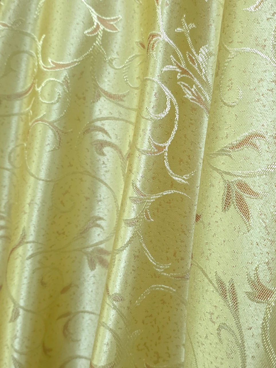 Material draperie bej auriu cu model ramurele