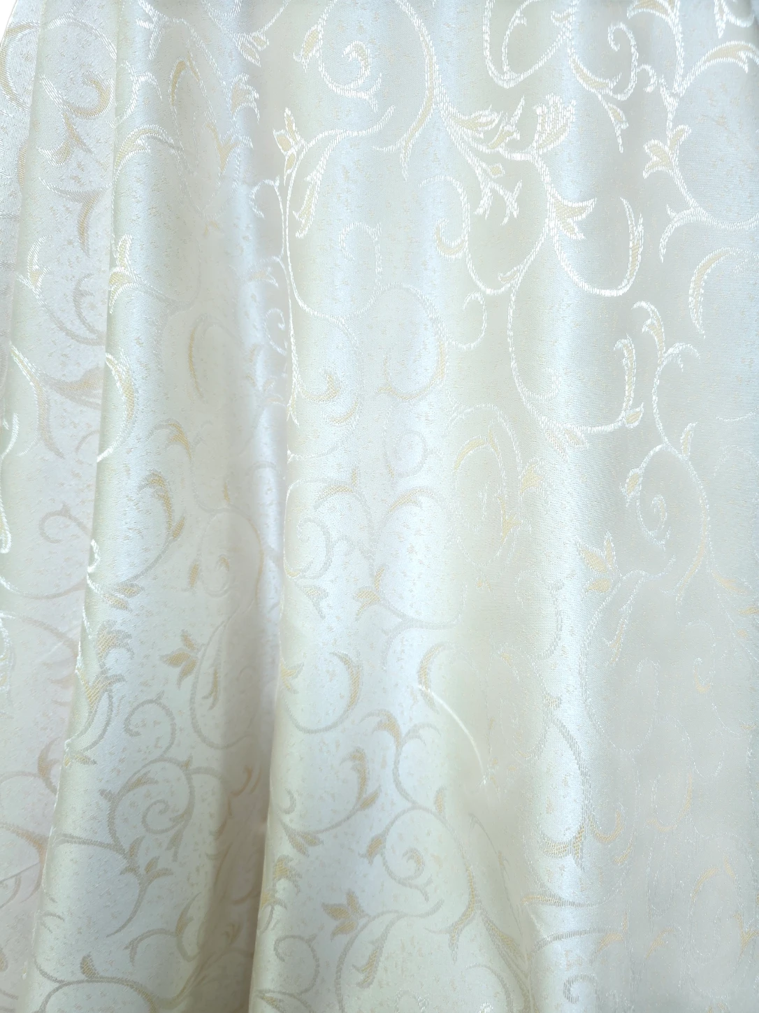 Material draperie crem cu model ramurele