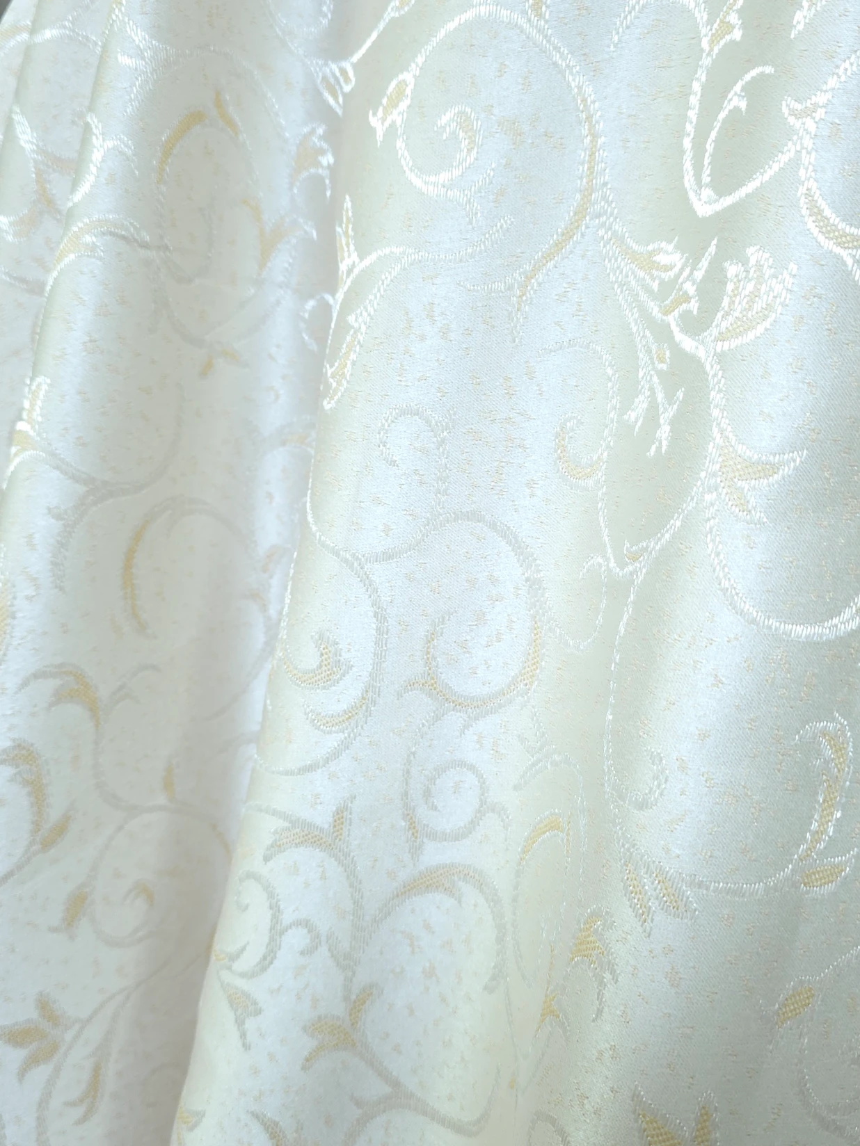 Material draperie crem cu model ramurele