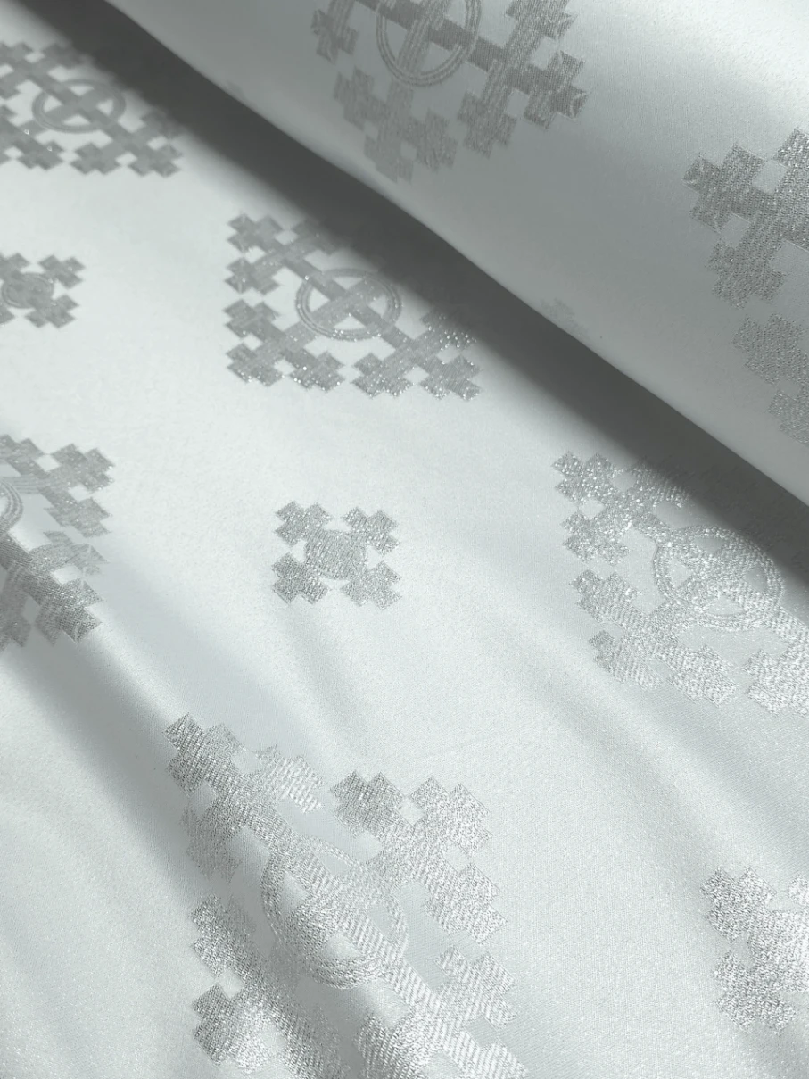 Material preotesc alb cu broderie argintie