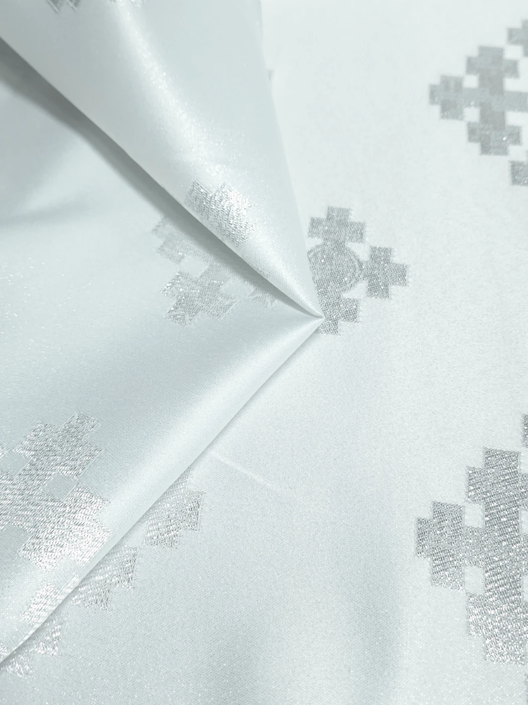 Material preotesc alb cu broderie argintie