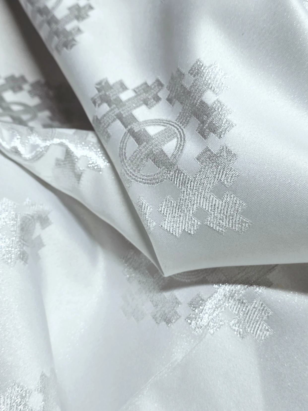 Material preotesc alb cu broderie argintie