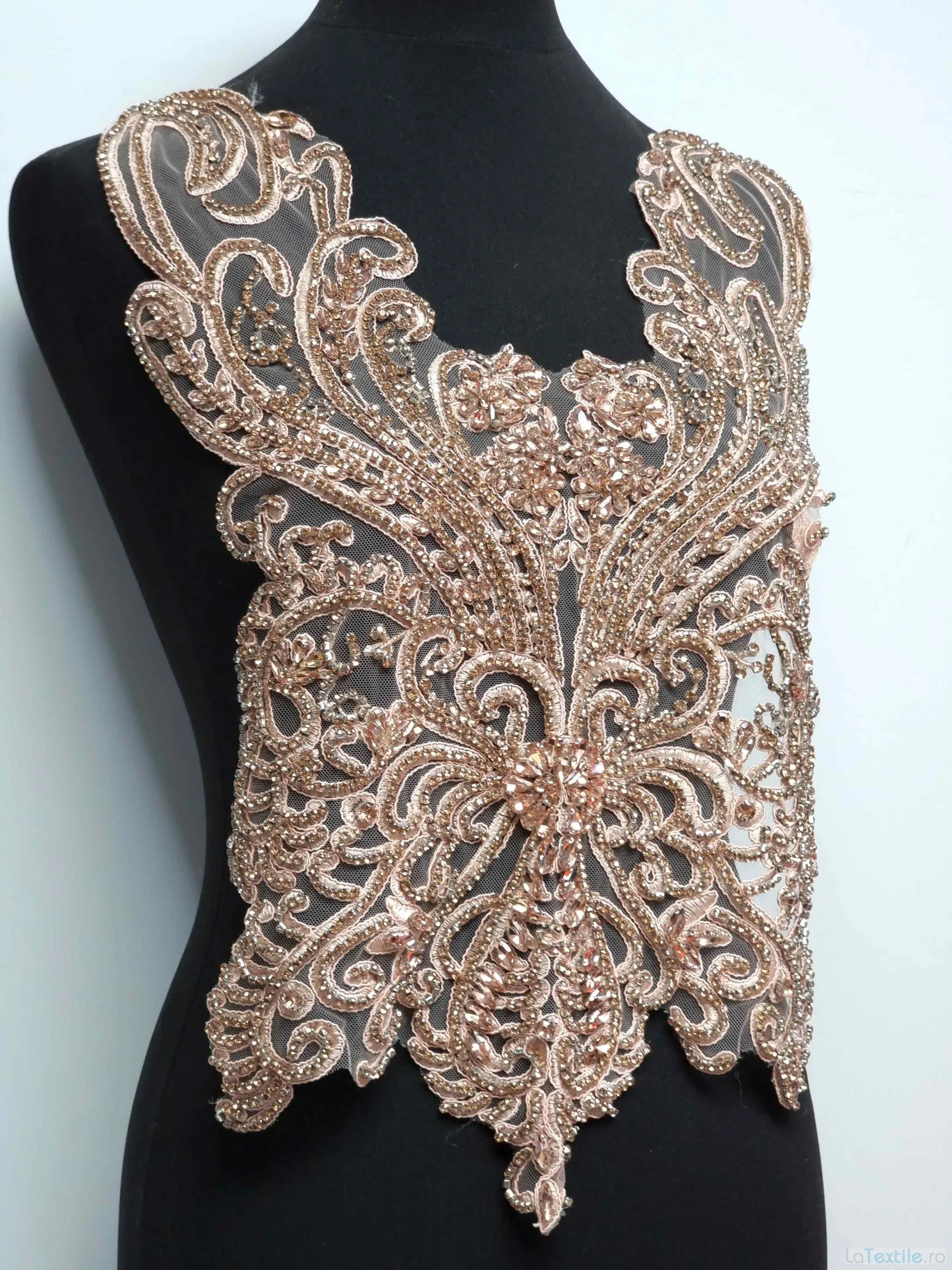 Bust rochie somon accesorizat cu margele si strasuri