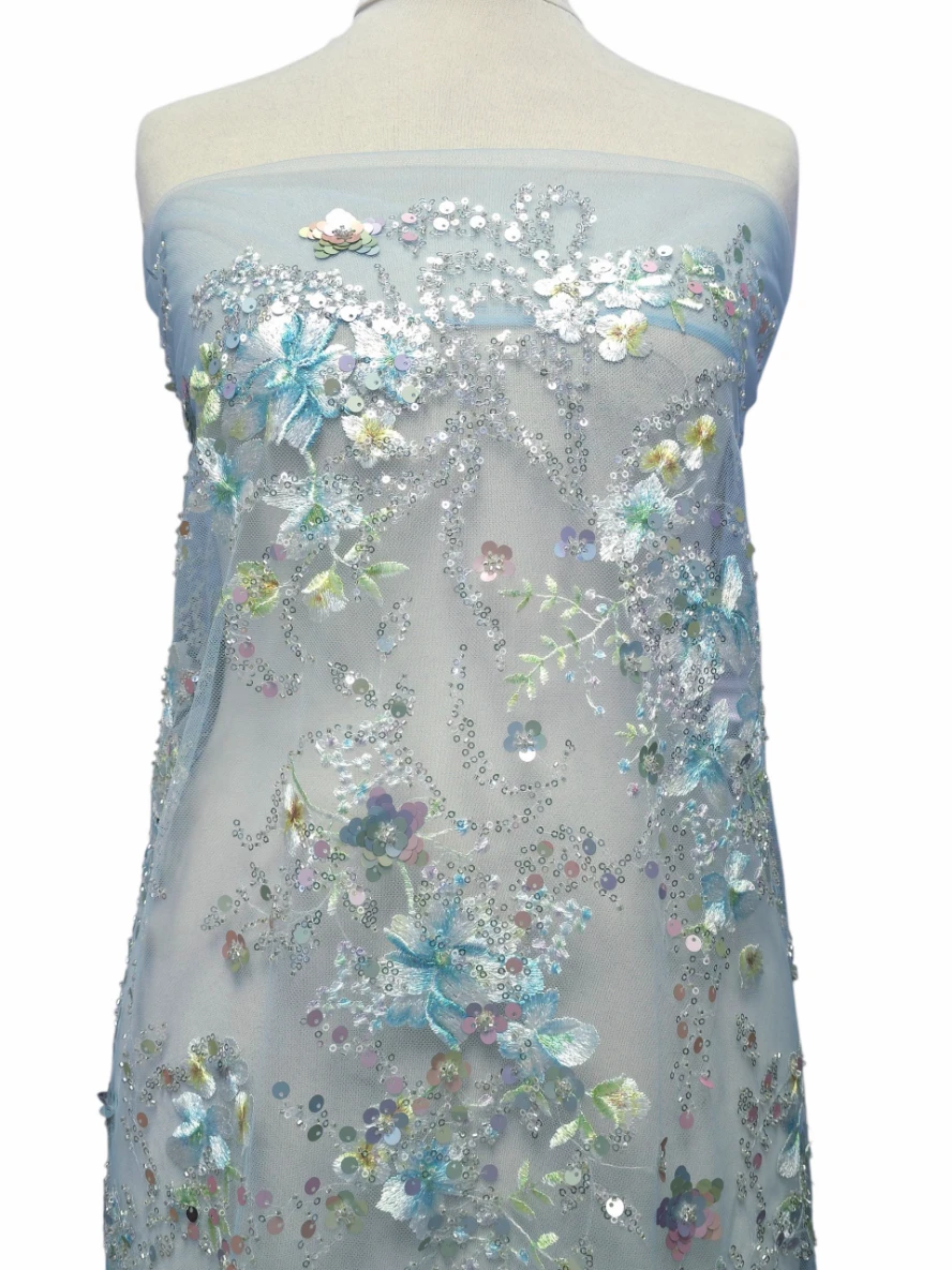 Broderie pe tul bleu cu flori si paiete
