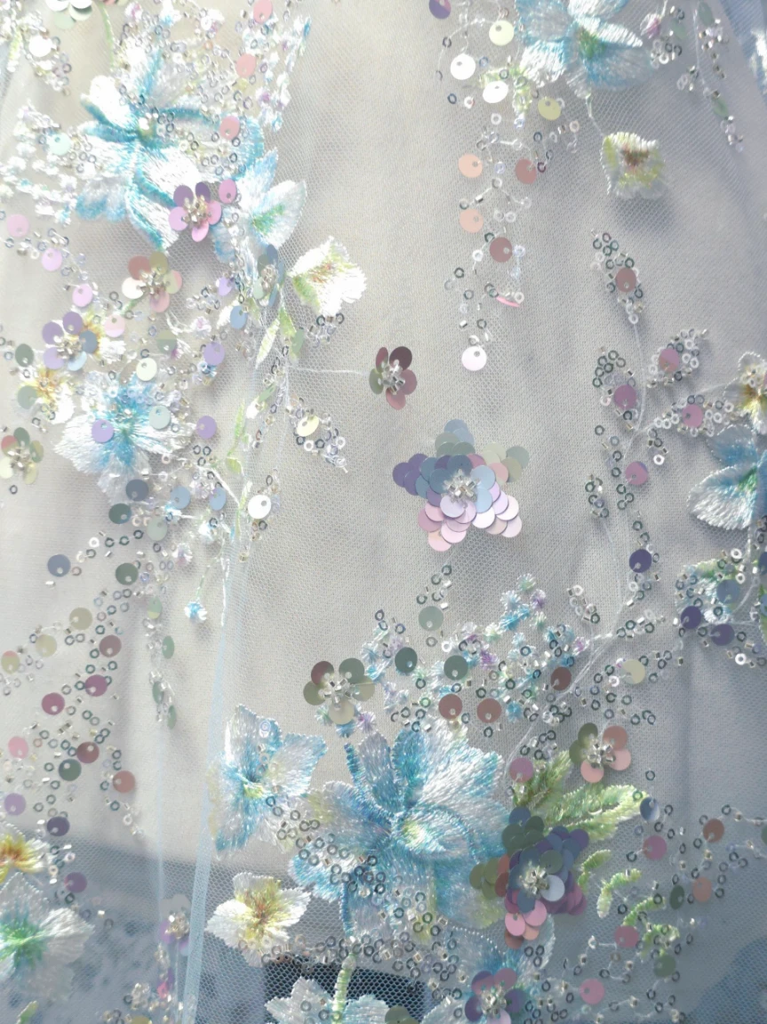 Broderie pe tul bleu cu flori si paiete