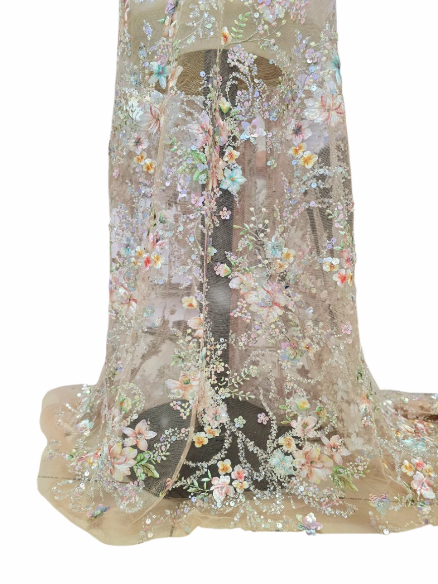 Broderie pe tul bej cu flori si paiete