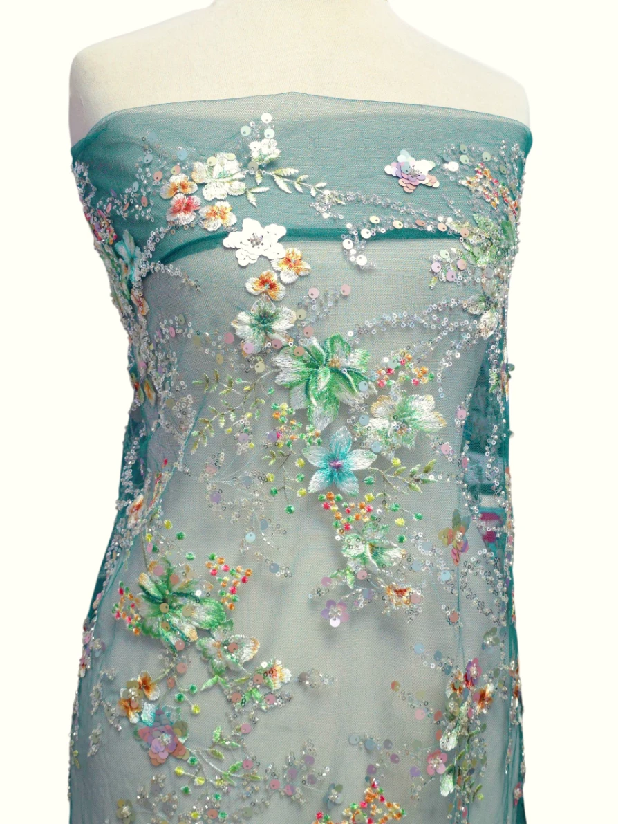 Broderie pe tul turcoaz cu flori si paiete