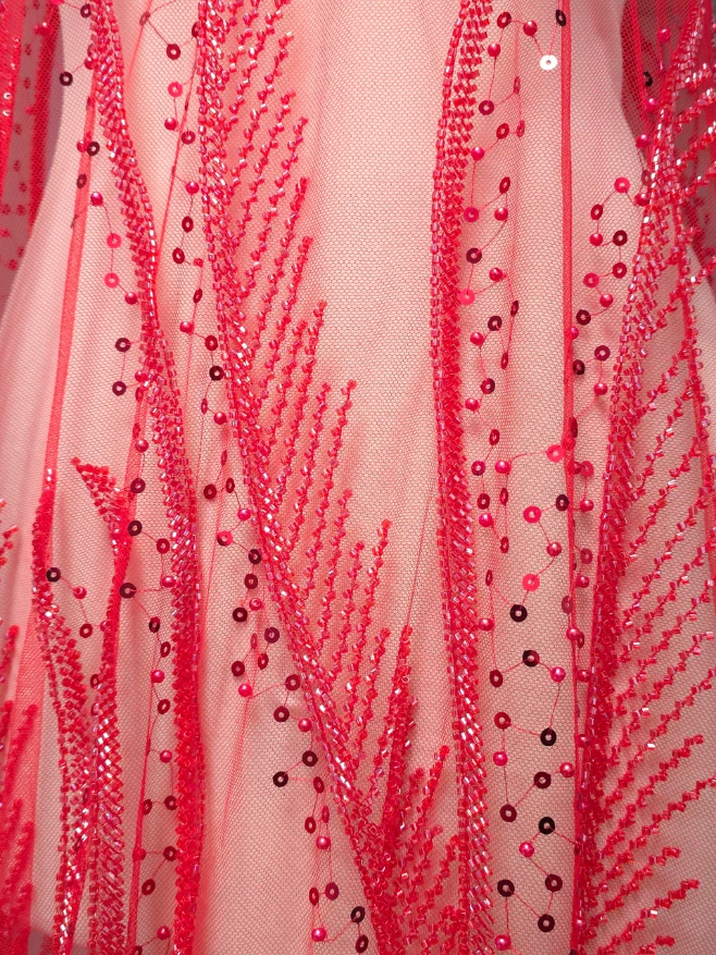 Broderie brodata cu margele rosie