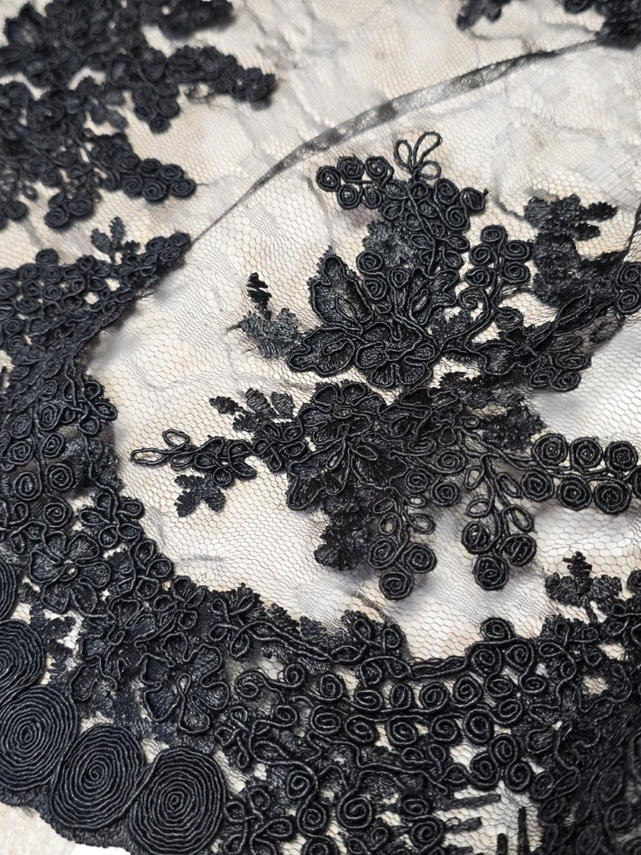 Dantela neagra pe tul tip Chantilly