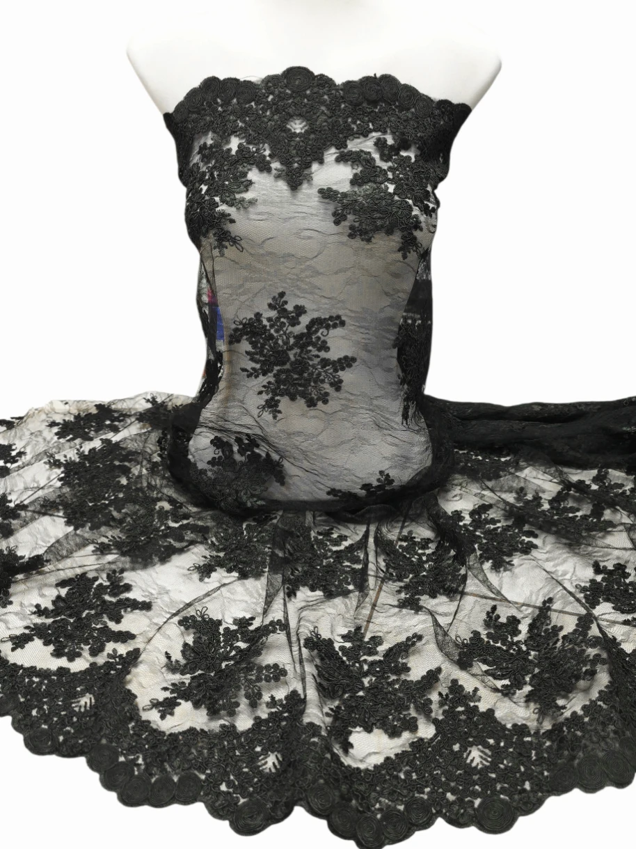 Dantela neagra pe tul tip Chantilly