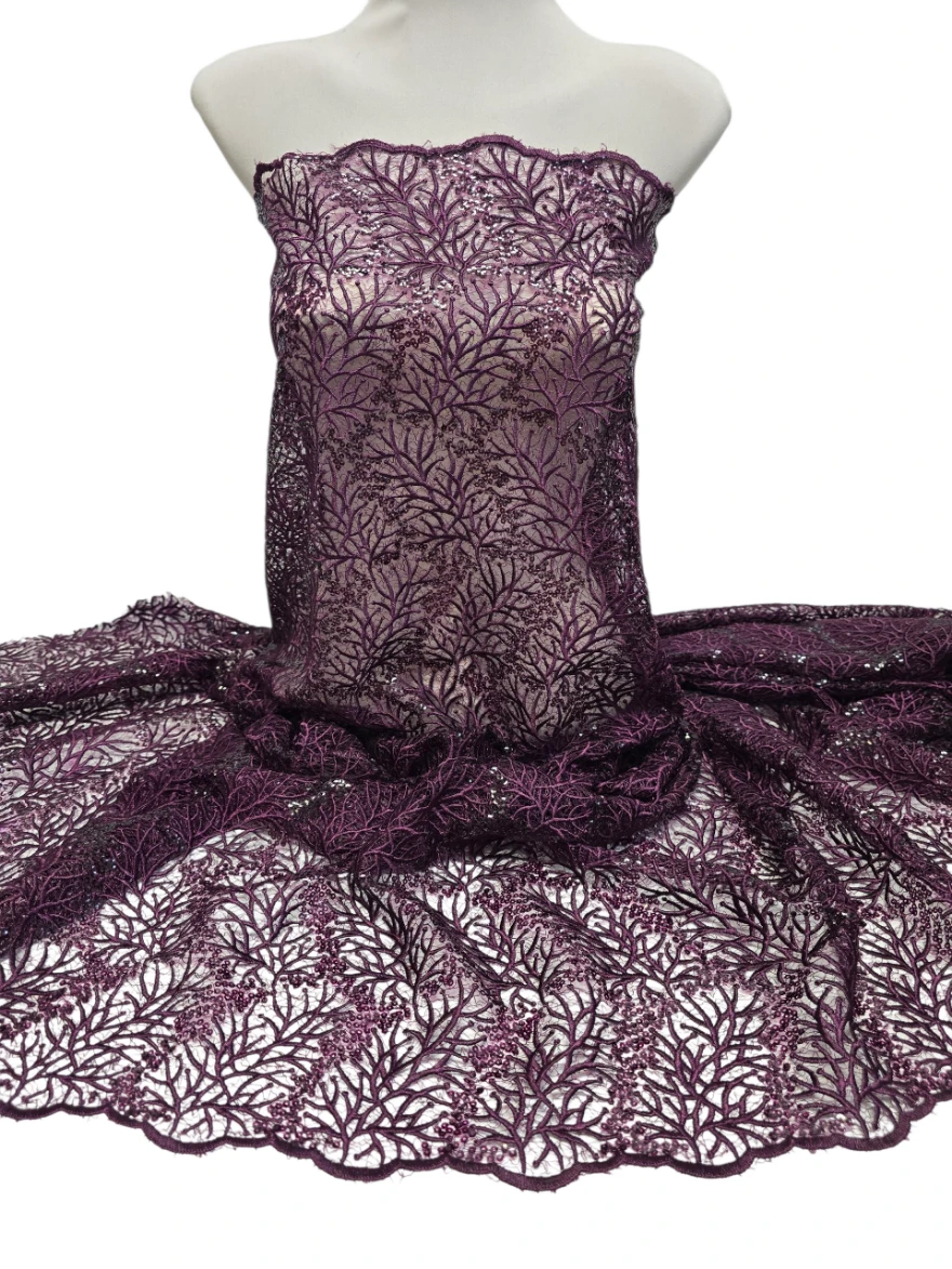 Dantela burgundy cu ornamente fluide si paiete