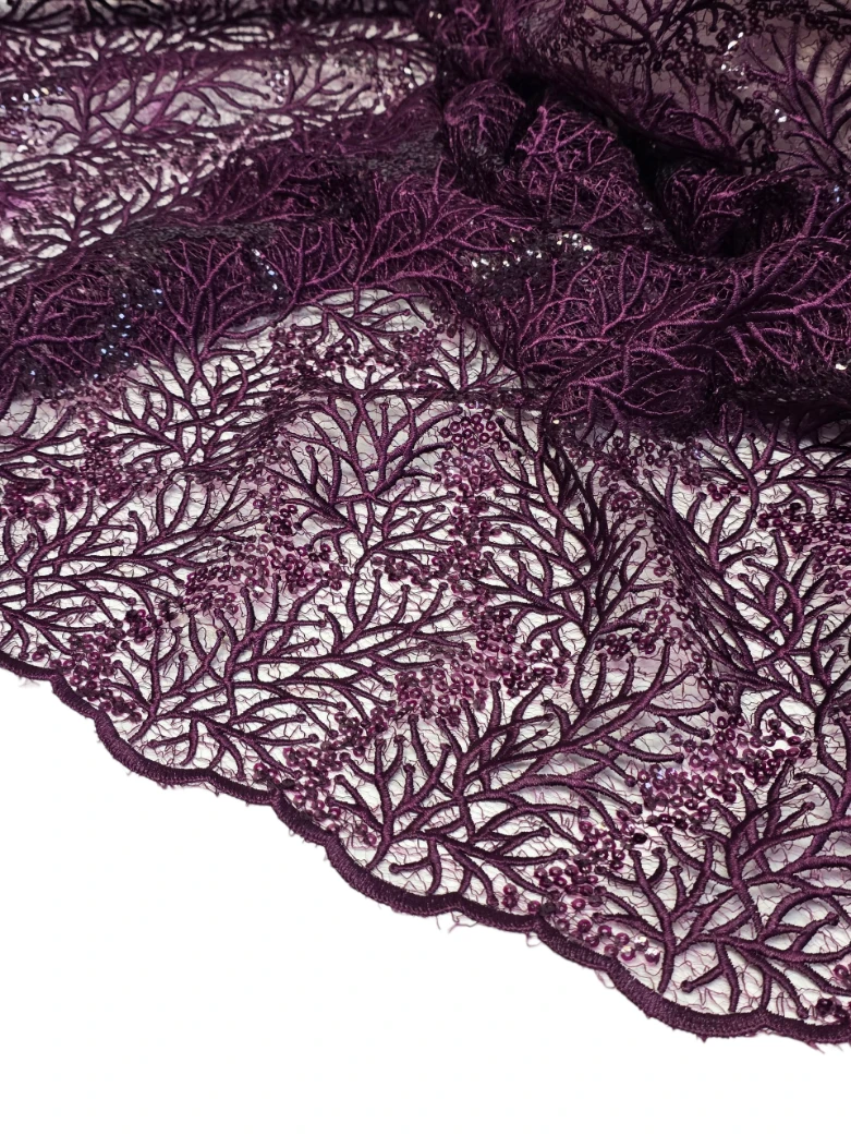 Dantela burgundy cu ornamente fluide si paiete
