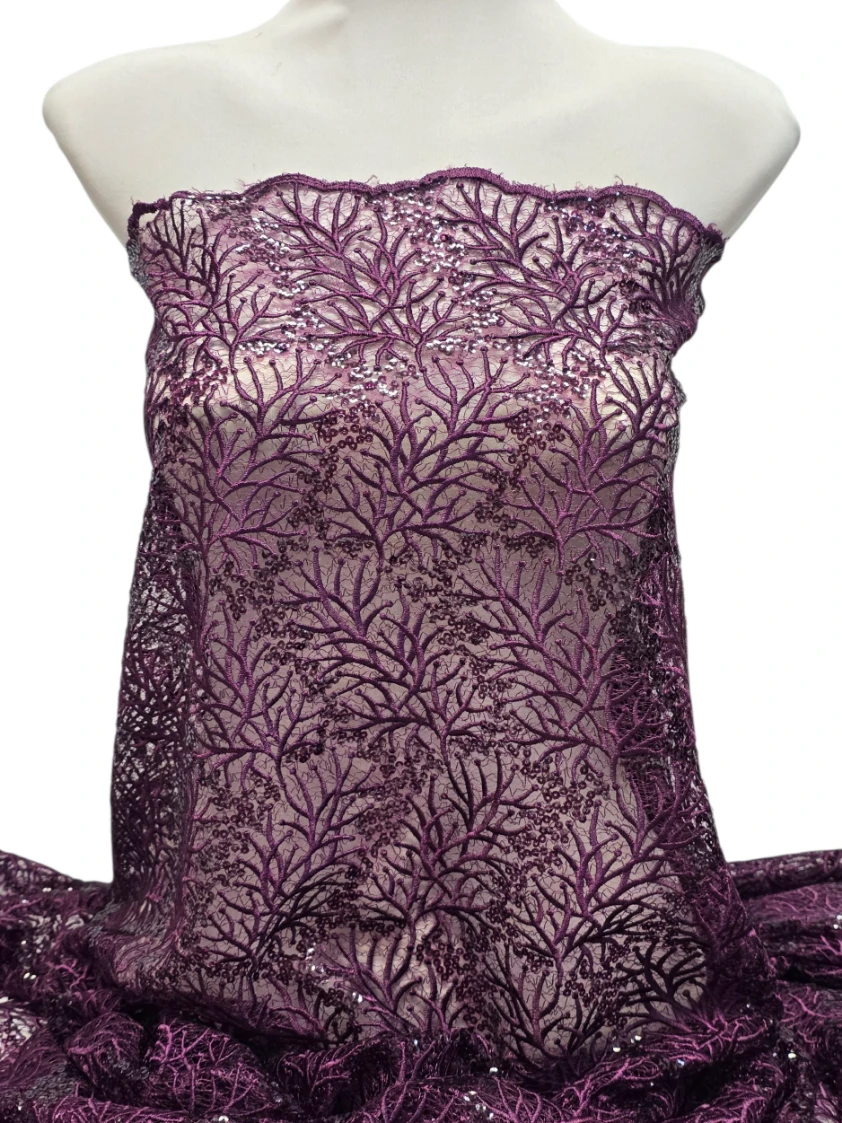 Dantela burgundy cu ornamente fluide si paiete