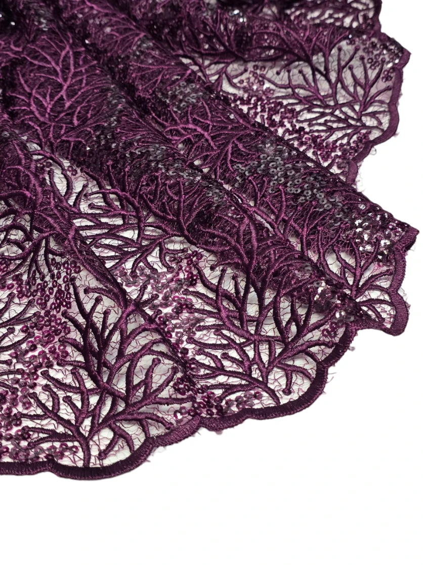 Dantela burgundy cu ornamente fluide si paiete