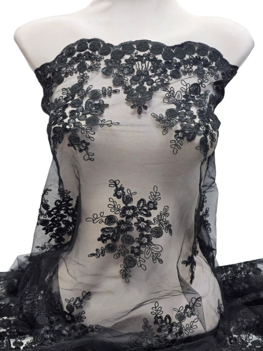 Dantela neagra pe plasa cu broderie florala