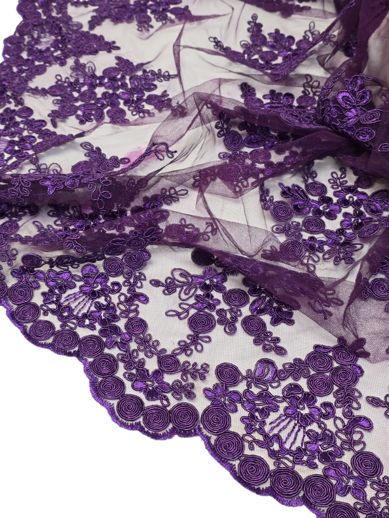 Dantela mov indigo pe plasa cu broderie florala