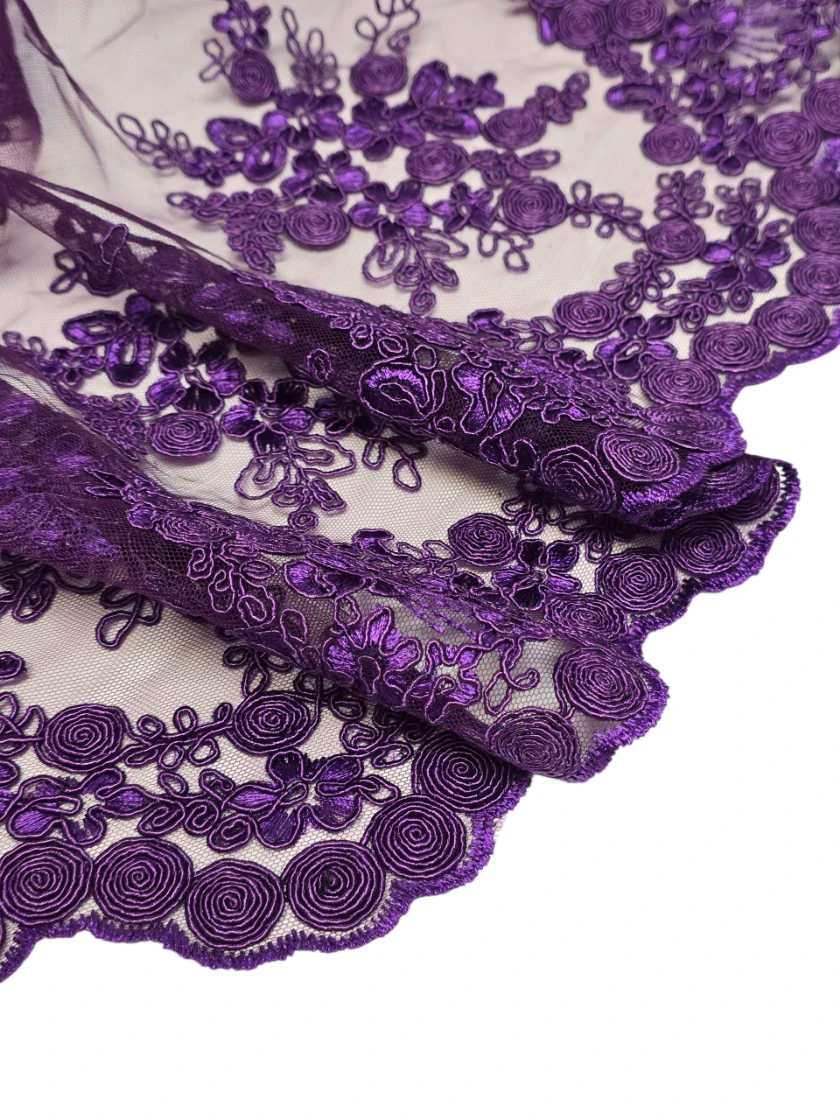 Dantela mov indigo pe plasa cu broderie florala