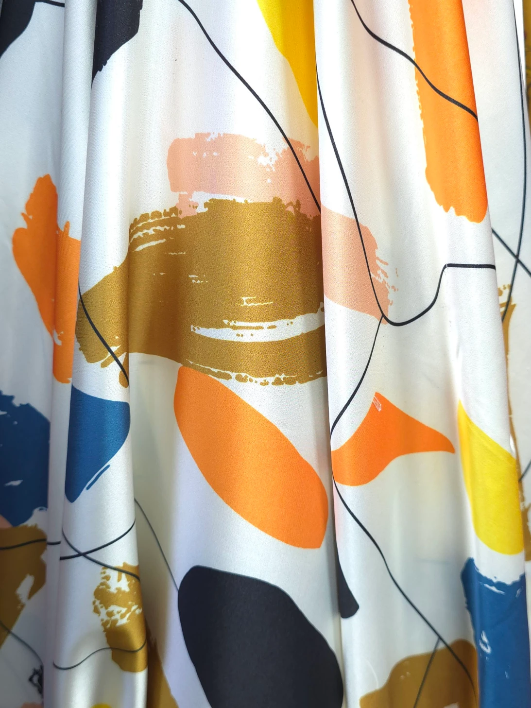 Mătase satinată alb-multicolor cu imprimeu abstract