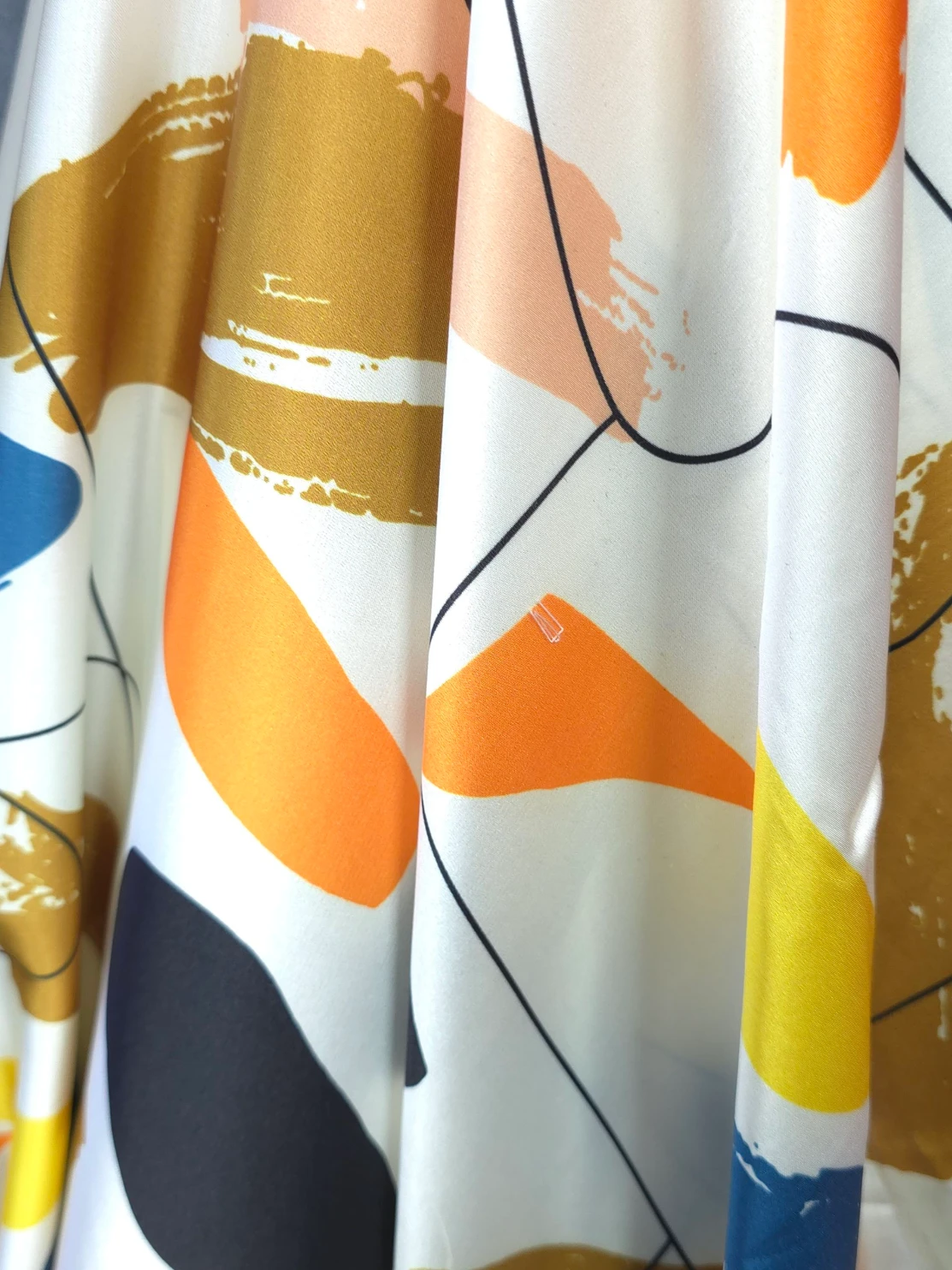 Mătase satinată alb-multicolor cu imprimeu abstract
