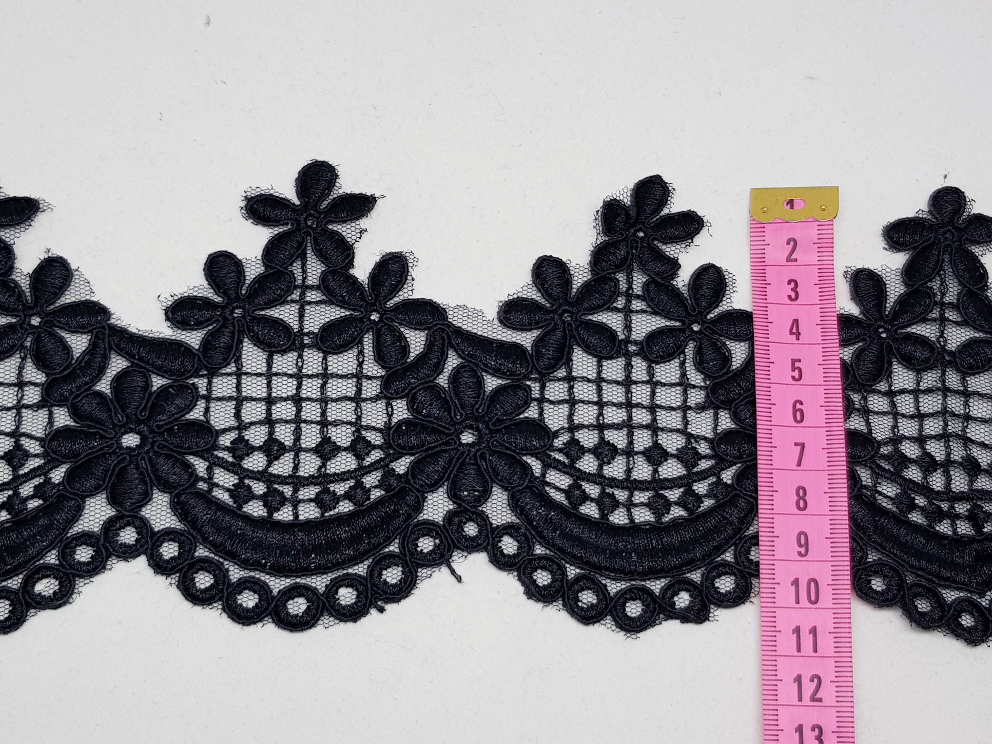 Broderie neagra pe suport de tul
