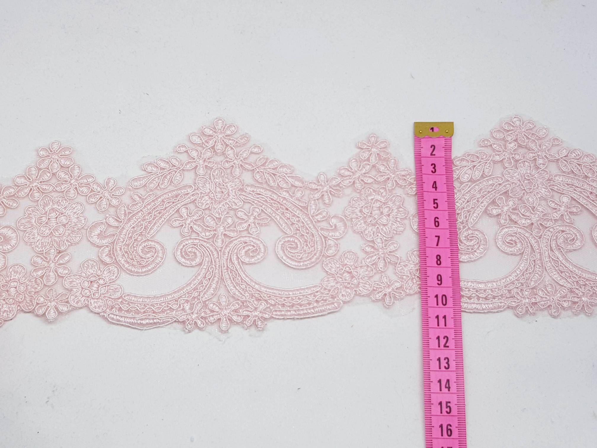 Broderie roz pe suport de tul
