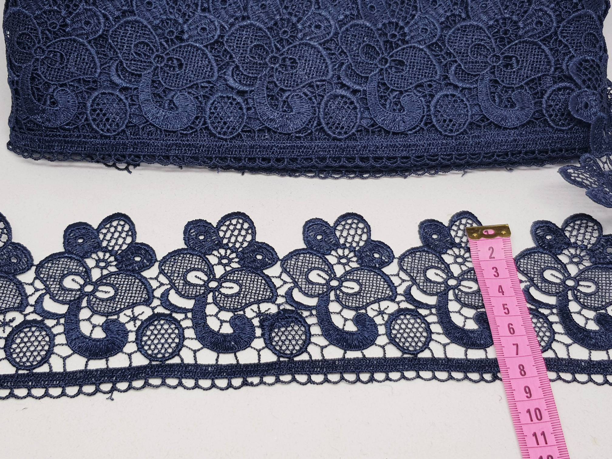 Broderie bleumarin model floral din fir de matase