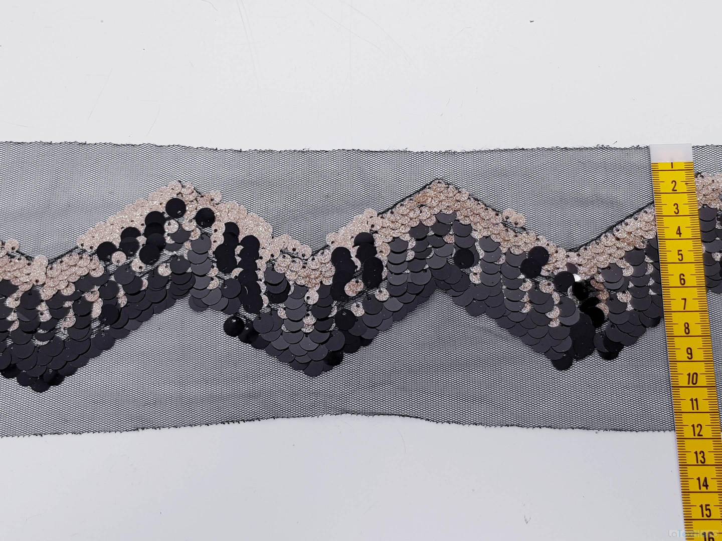 Aplicatie zig-zag paiete negre si aurii