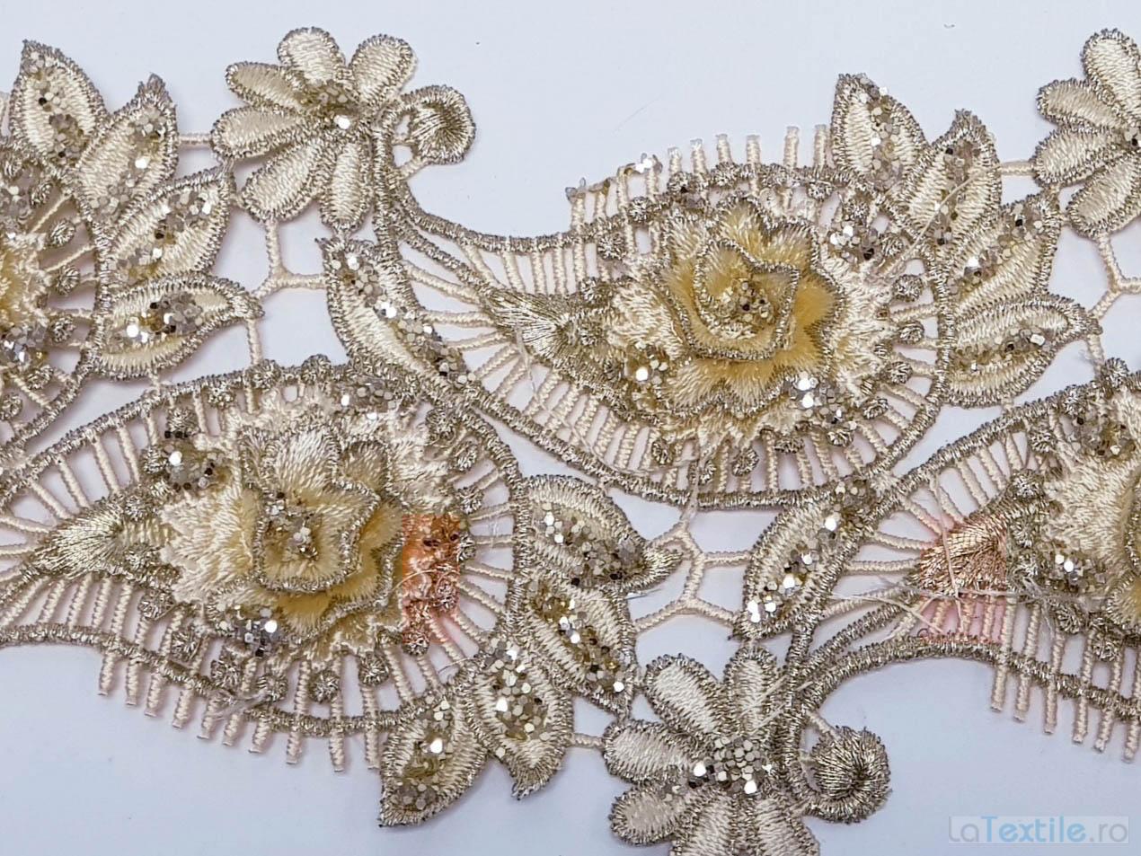 Dantela bej si aurie model floral 3d si frunze cu aplicatii micropaiete