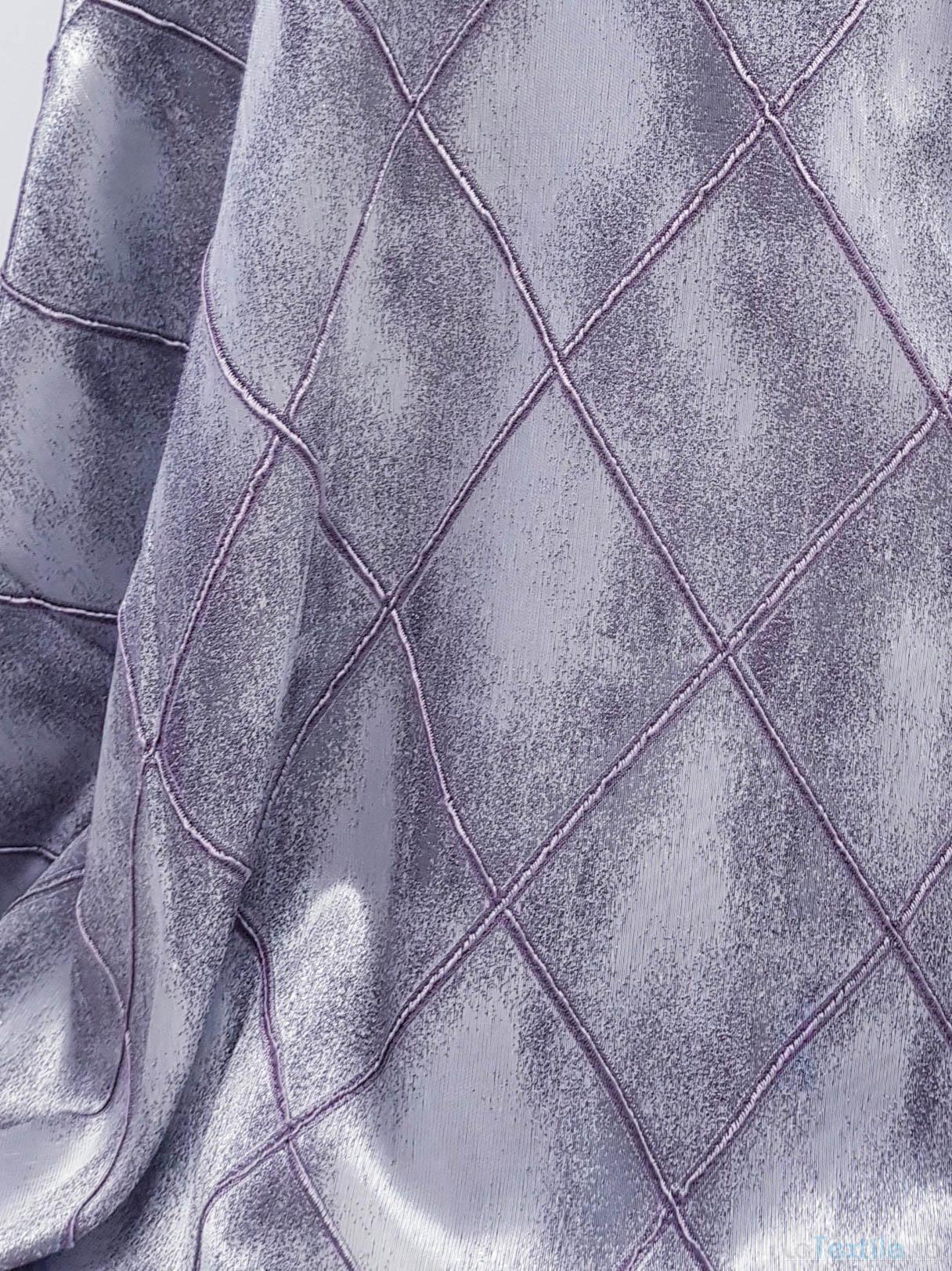 Material draperie imprimeu argintiu cu romburi roz