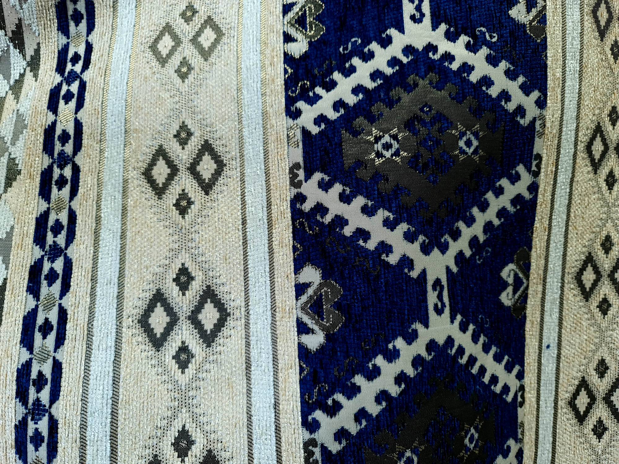 Material tapiterie imprimeu traditional crem si bleumarin