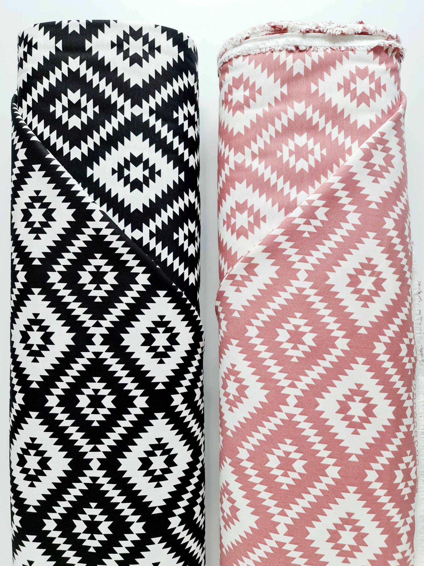 Bumbac Creton imprimeu traditional negru si roz pentru huse sau draperii