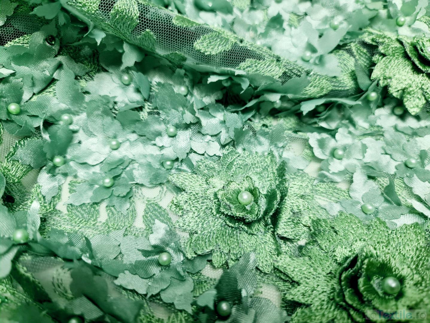 Dantela verde cu floricele 3D si margele