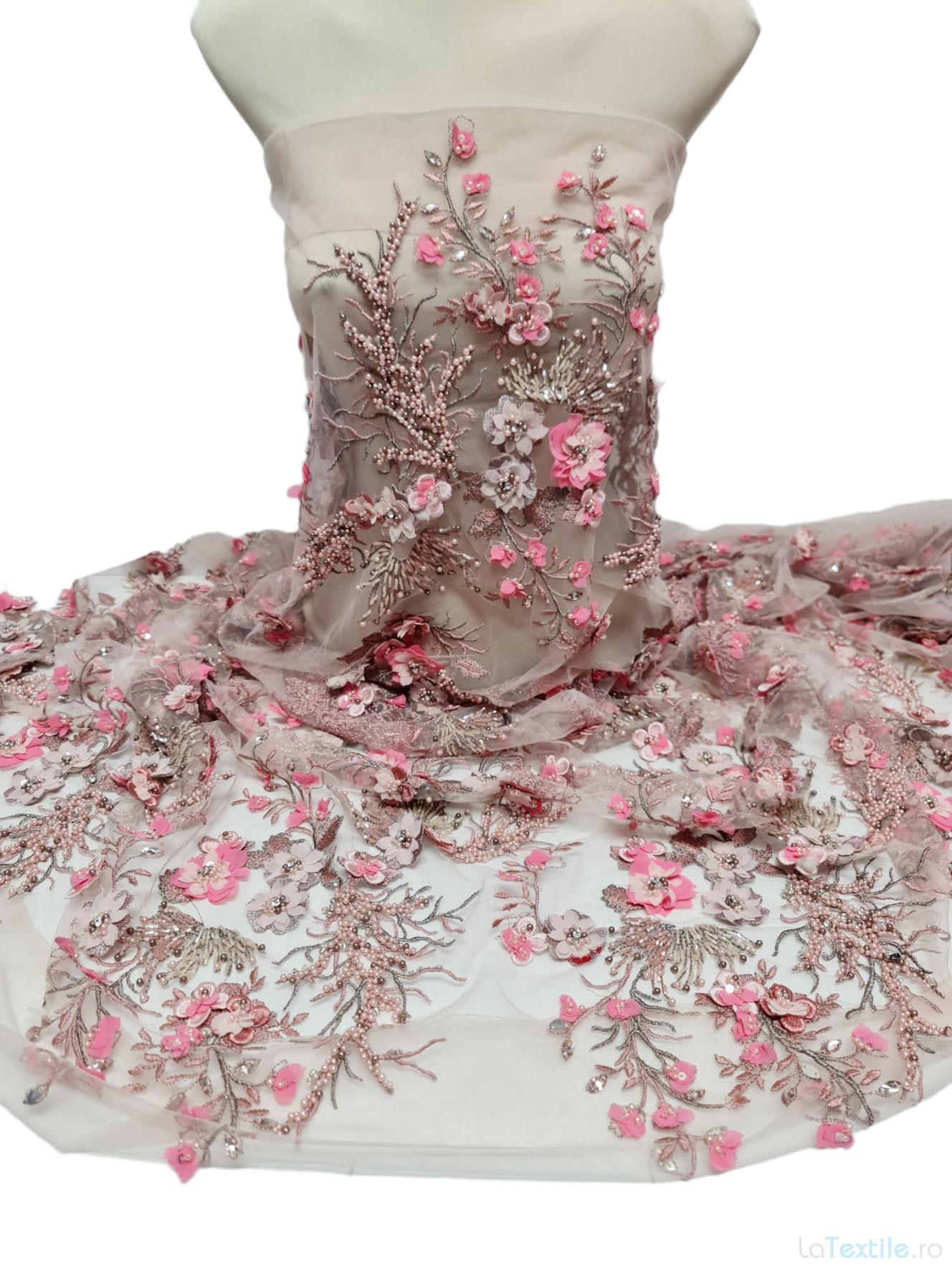 Dantela decupabila cu floricele 3D roz