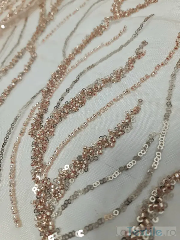 Broderie pe tul cu margele bej model ramuri