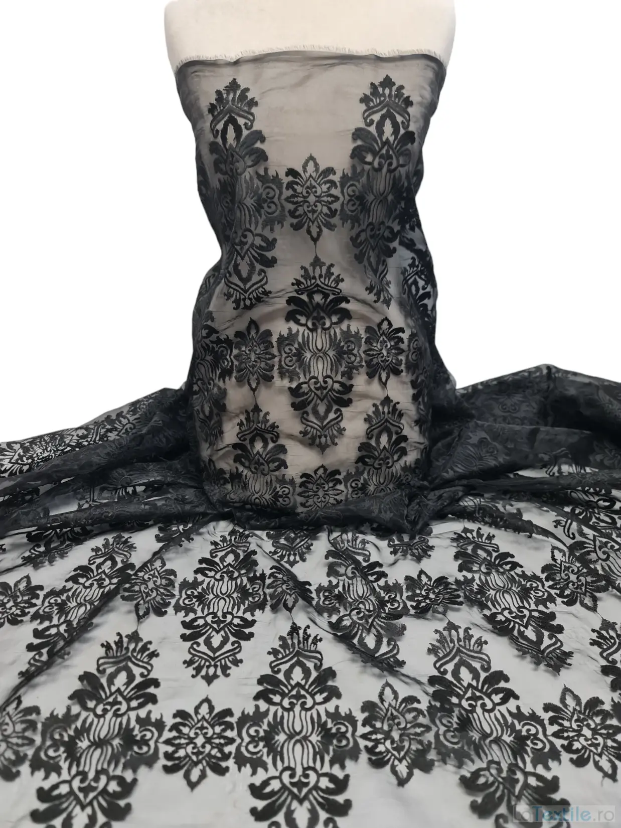 Broderie neagra pe organza