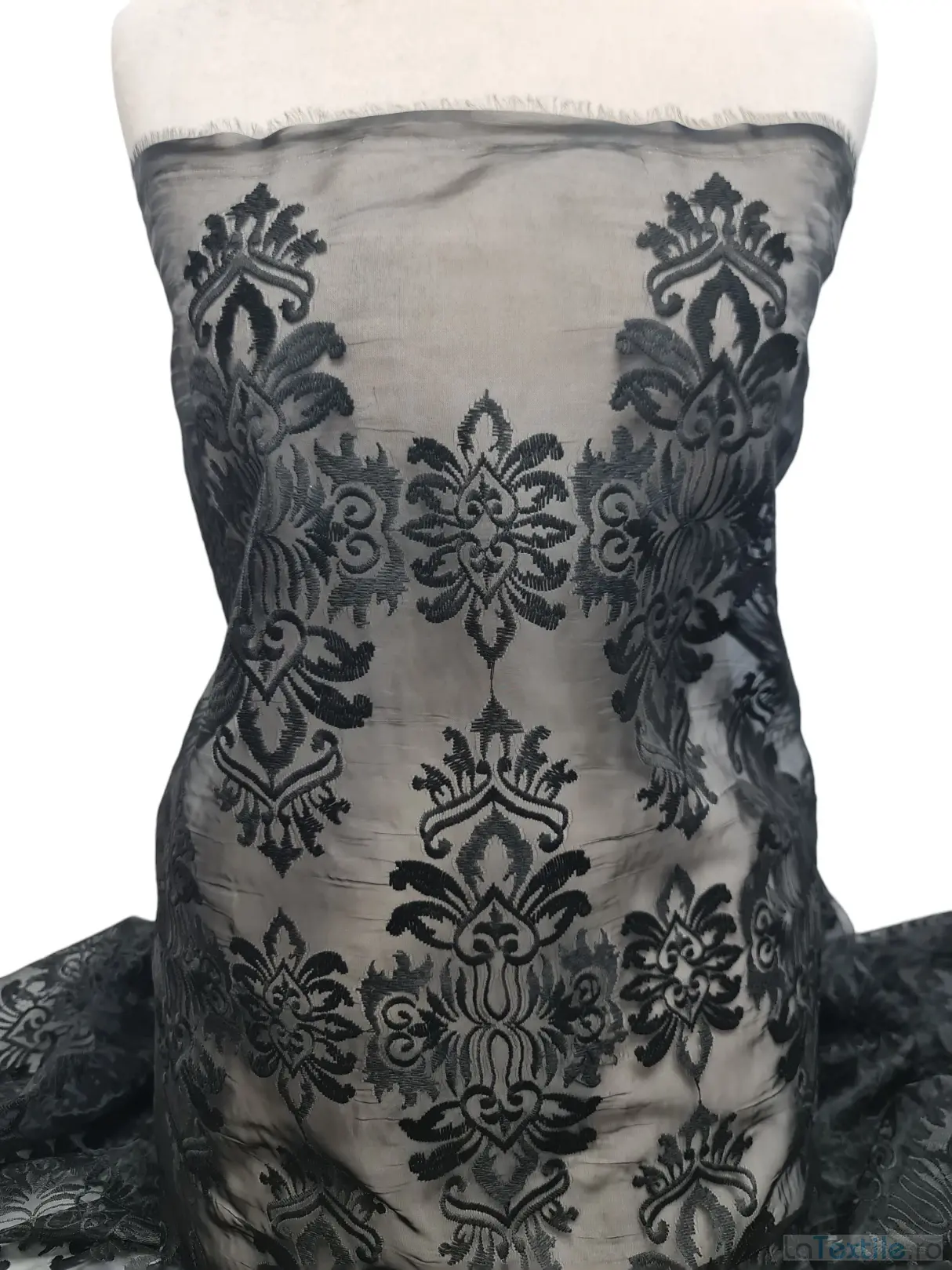 Broderie neagra pe organza