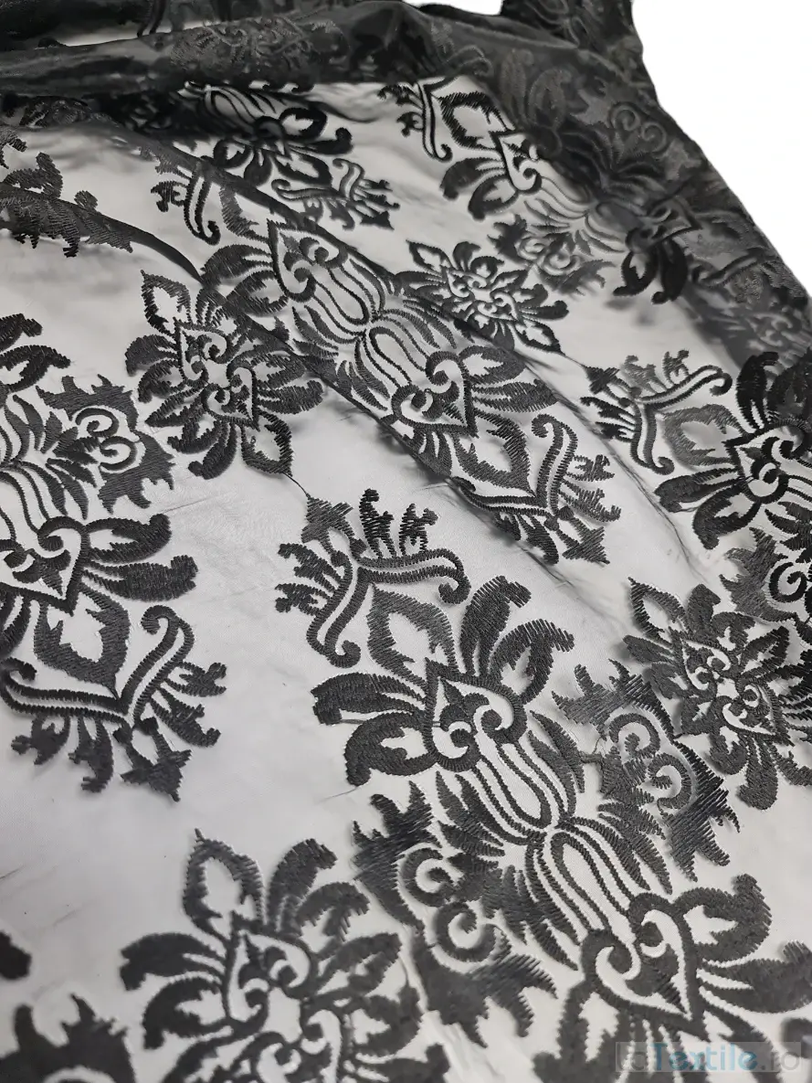 Broderie neagra pe organza