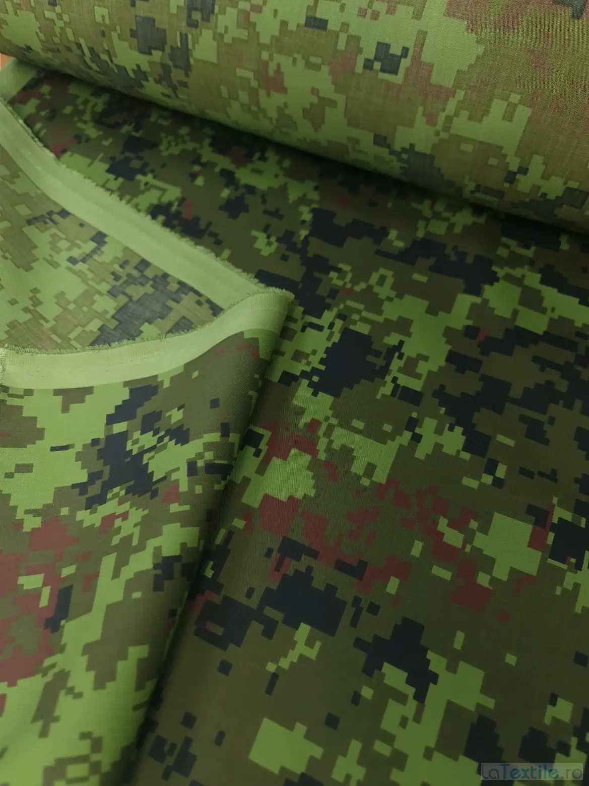 Material camuflaj cu tratament hidrofob