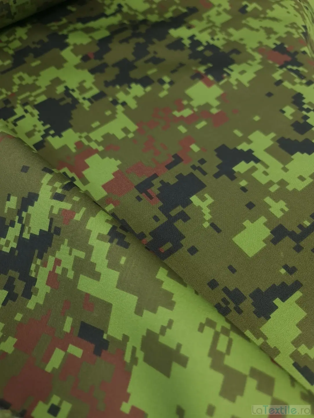 Material camuflaj cu tratament hidrofob