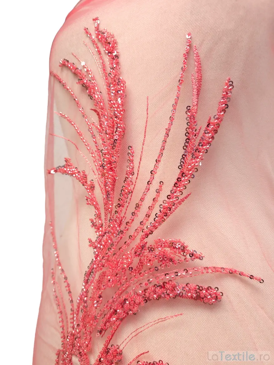 Broderie pe tul rosu corai cu model bordura