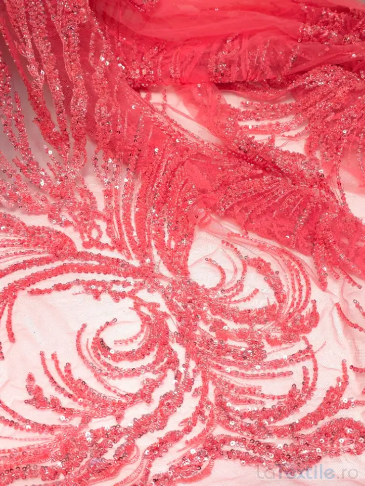 Broderie pe tul rosu corai cu model bordura